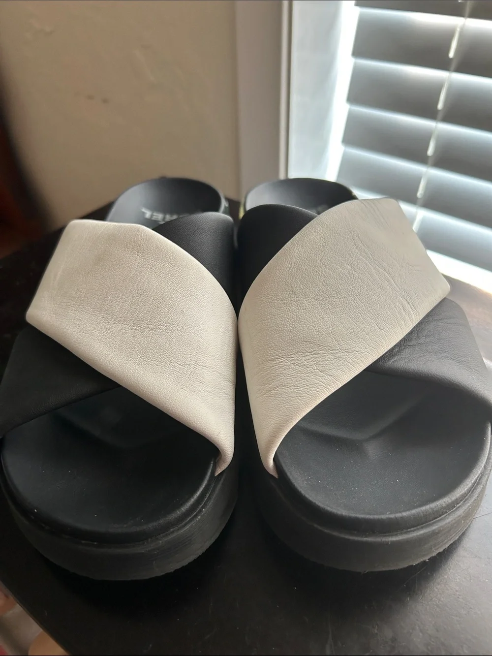 Sorel black and cream slides size 8